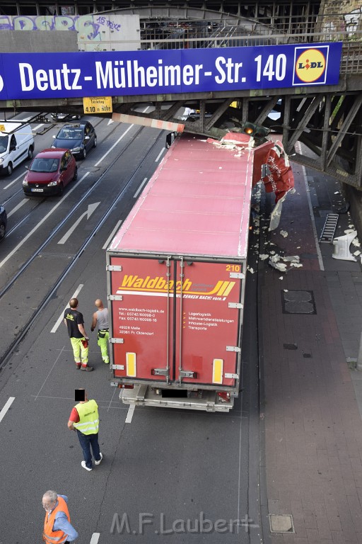 LKW blieb unter Bruecke haengen Koeln Deutz Opladenerstr Deutz Muelheimerstr P048.JPG - Miklos Laubert